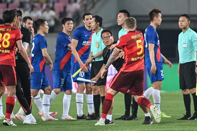 NBA球星布克被曝新恋情 与C罗前任伊莲娜在咖啡馆约会